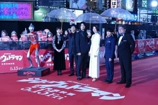 斎藤工、長さ60メートルのレッドカーペットに圧倒！ 「シン・ウルトラマン」出演者が雨の歌舞伎町ゴジラロードに“降着”