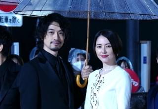 斎藤工、長さ60メートルのレッドカーペットに圧倒！ 「シン・ウルトラマン」出演者が雨の歌舞伎町ゴジラロードに“降着”