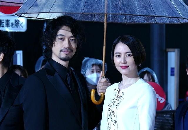 斎藤工、長さ60メートルのレッドカーペットに圧倒！ 「シン・ウルトラマン」出演者が雨の歌舞伎町ゴジラロードに“降着”