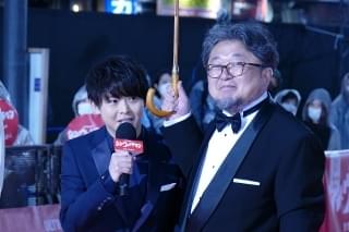 斎藤工、長さ60メートルのレッドカーペットに圧倒！ 「シン・ウルトラマン」出演者が雨の歌舞伎町ゴジラロードに“降着”