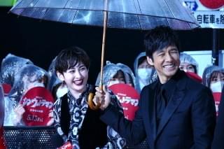 斎藤工、長さ60メートルのレッドカーペットに圧倒！ 「シン・ウルトラマン」出演者が雨の歌舞伎町ゴジラロードに“降着”