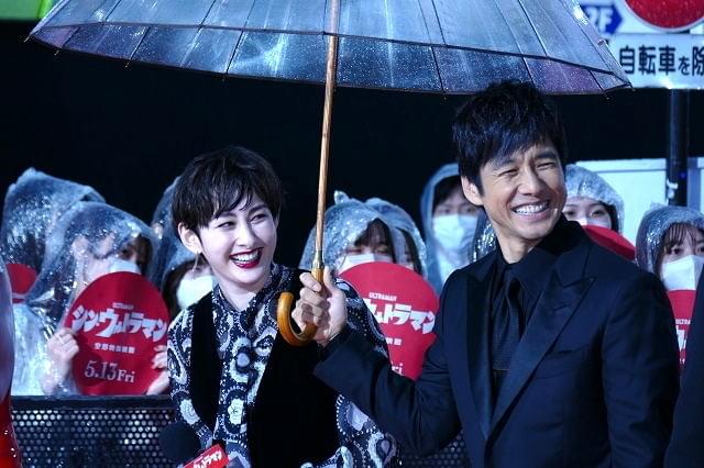 斎藤工、長さ60メートルのレッドカーペットに圧倒！ 「シン・ウルトラマン」出演者が雨の歌舞伎町ゴジラロードに“降着”