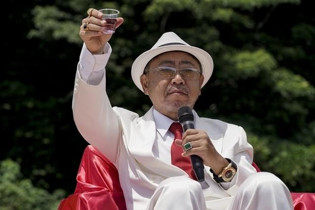 カルト団体の主宰者「先生」役、原作者の山本直樹