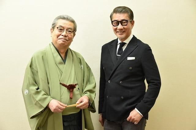 絶妙なテンポで語り続けた立川志の輔（左）と中井貴一