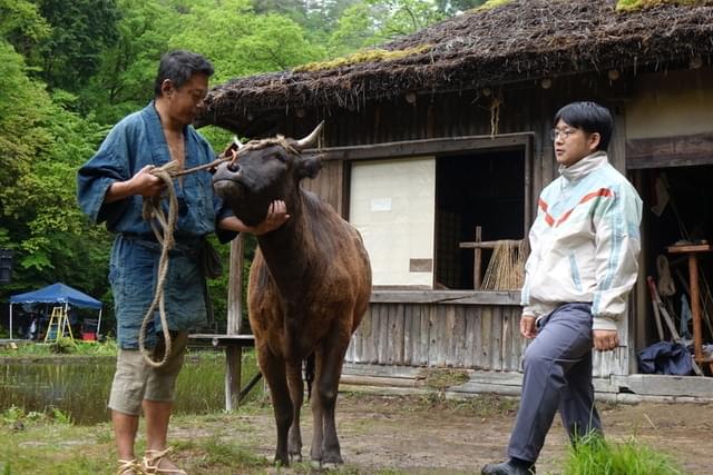 李康生（リー・カンション）（左）を演出する蔦哲一朗監督（右）