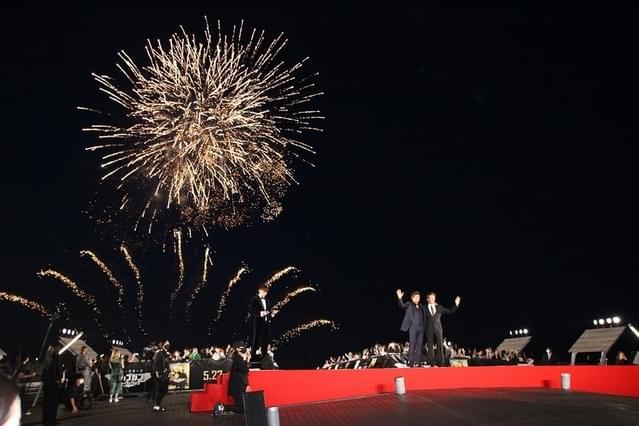 ファンと共に打ち上げ花火を鑑賞した