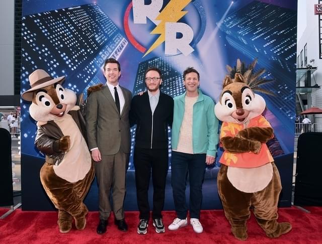 監督のアキバ・シェイファー(中央)、デール役のアンディ・サムバーグ(右)、チップ役のジョン・ムレイニー(左)