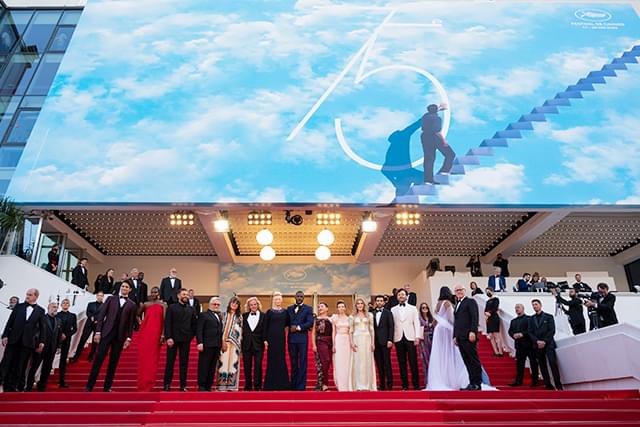 カンヌのレッドカーペットにトップレス女性が乱入 ロシア軍に対する抗議活動