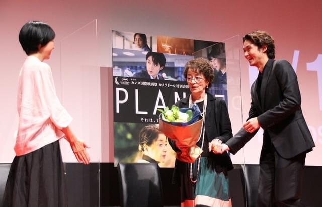 一緒に花束を贈呈