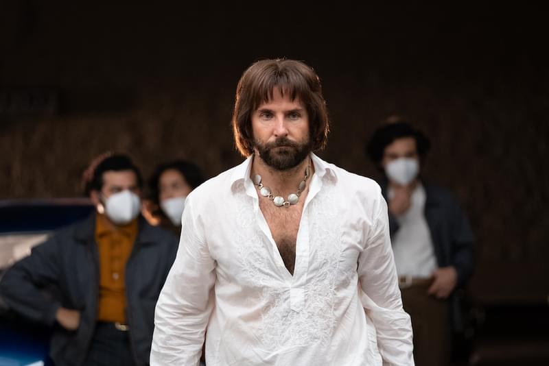 「リコリス・ピザ」ブラッドリー・クーパーが実在の映画プロデューサーに “本人”が大喜び「最高」