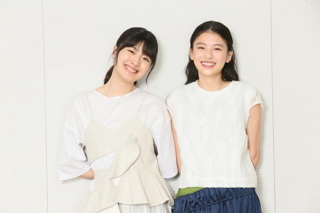 姉妹を演じる川床明日香（左）と出口夏希