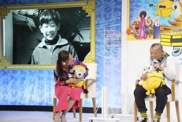 子ども時代の写真が披露された