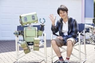 二宮和也＆タングのオフショット、世界初解禁“未来のaibo”披露！「TANG タング」新画像