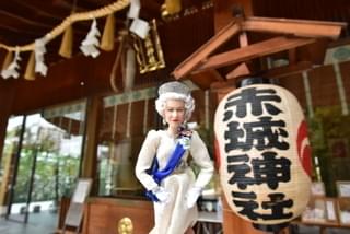 エリザベス・バービーが映画の大ヒット祈願 エレガントな表情で玉ぐし奉納、おみくじも