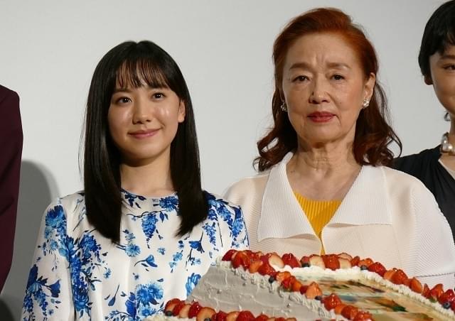 登壇した芦田愛菜(左)と宮本信子