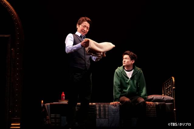 ハリー（左・藤原竜也）は息子のアルバス（右・福山康平）に大事な毛布を授けようとする