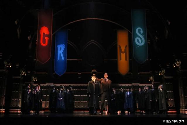 アルバス（福山康平）は組分け帽子（木場允視）によって、恐れていた通りスリザリンに配属される