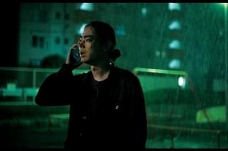 菅田将暉、雨に打たれながら“母”を捜す 「百花」場面写真＆本ポスター披露