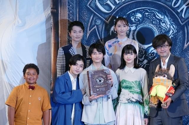 登壇者たちが思い思いの“おばけ”ポーズを披露した