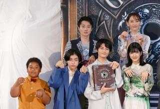 新垣結衣「恥ずかしかった」 星野源が歌う映画主題歌に合わせて“おばけ”ポーズ