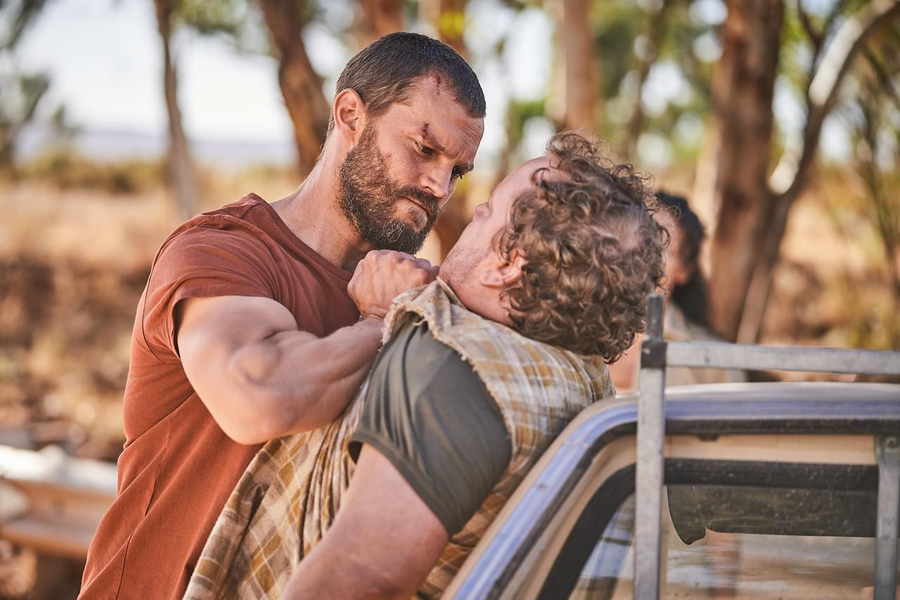 飛び回るハエに苦戦、飲み込んだまま演技も ドラマ「ザ・ツーリスト 俺は誰だ？」裏側を明かす特別映像