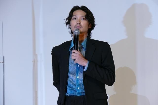 舞台挨拶に立った磯村勇斗