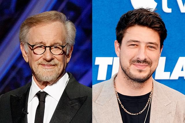 スティーブン・スピルバーグ(左)とマーカス・マムフォード