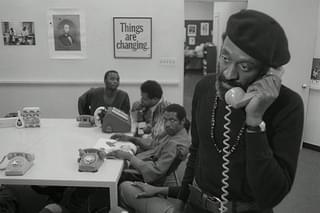 【「パトニー・スウォープ」評論】差別と格差、大企業と政治、怨恨と暴力。半世紀を経て先見性が際立つ異色の風刺劇