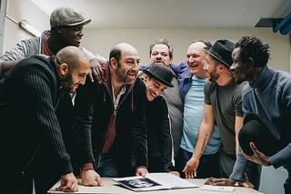 【「アプローズ、アプローズ！ 囚人たちの大舞台」評論】演じる囚人たちと売れない俳優のきらめきが胸を打つ、深くコミカルな人間ドラマ