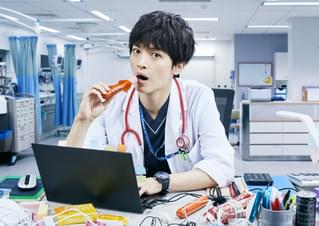 玉森裕太、研修医役で“医療ドラマ×ミステリー”に挑む！ 土曜ドラマ「祈りのカルテ」10月スタート