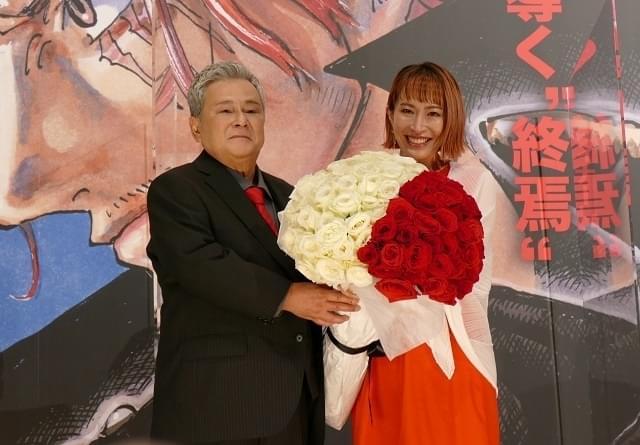 100本のバラの花束を贈るひと幕も!