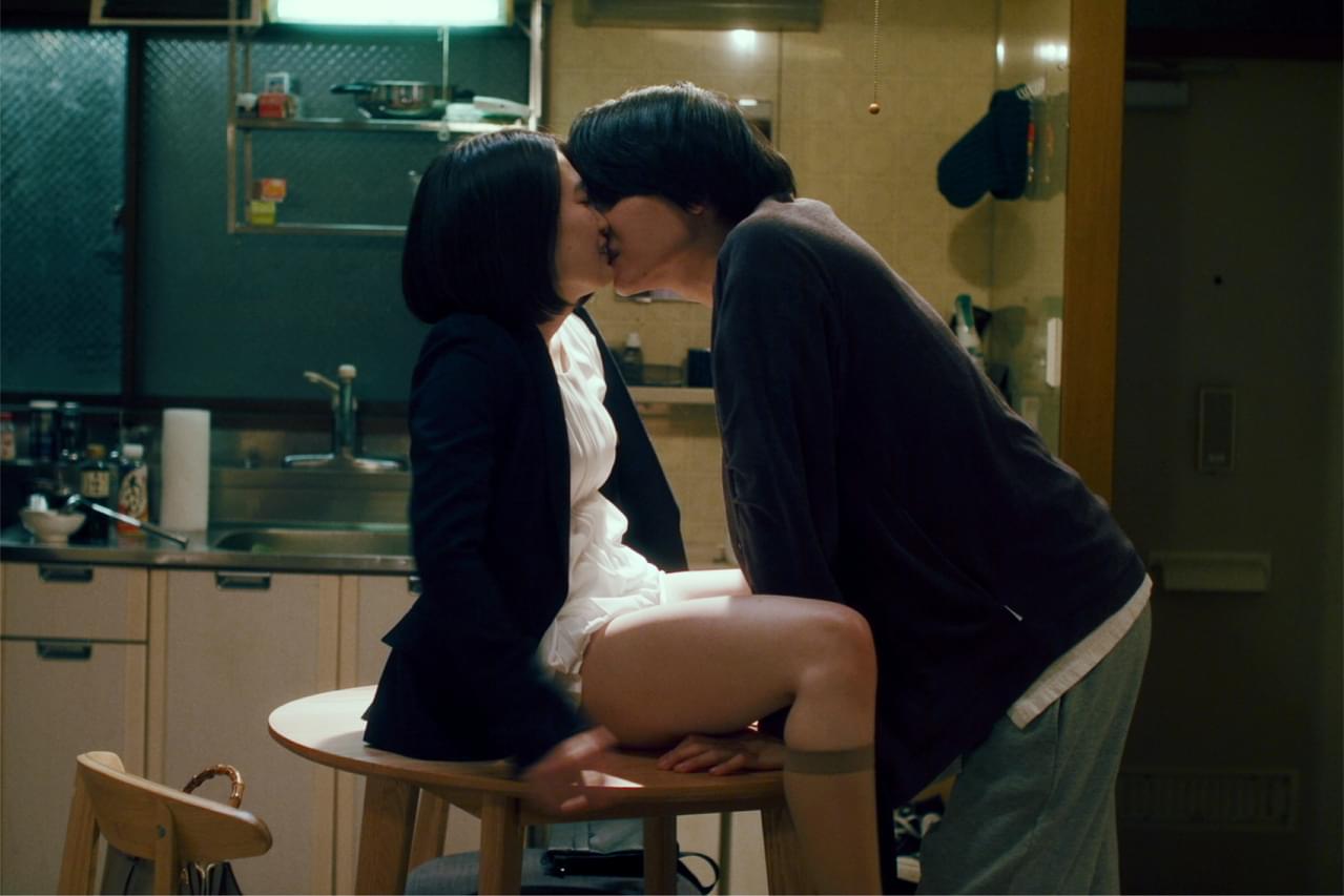 ロマンポルノ50周年企画 年上好きの主人公、同世代の彼の部屋では…「手」金子大地のラブシーンなど収めた場面写真