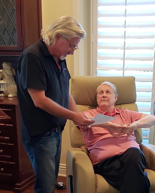 ブライアン・ウィルソンとブレント・ウィルソン監督（左）