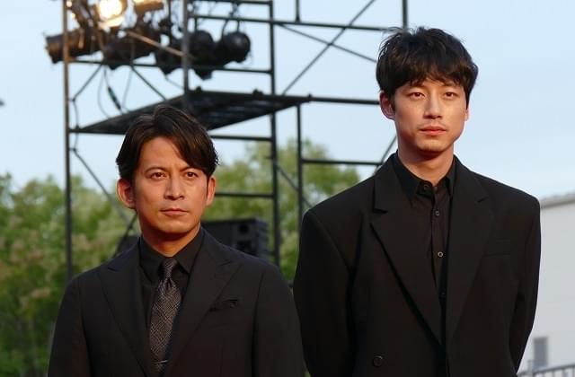 岡田准一は“闇に墜ちた”元警官、坂口健太郎は死刑囚の息子を演じる