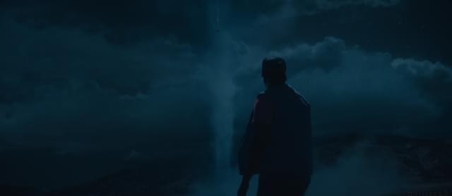 突如、空に現れた“巨大”で、“速すぎる”、何かとは？