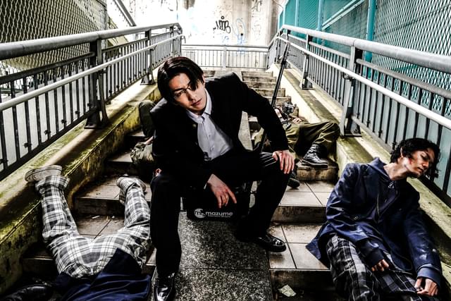 趣味の釣り道具のそばでにらみを利かす轟洋介(前田公輝)