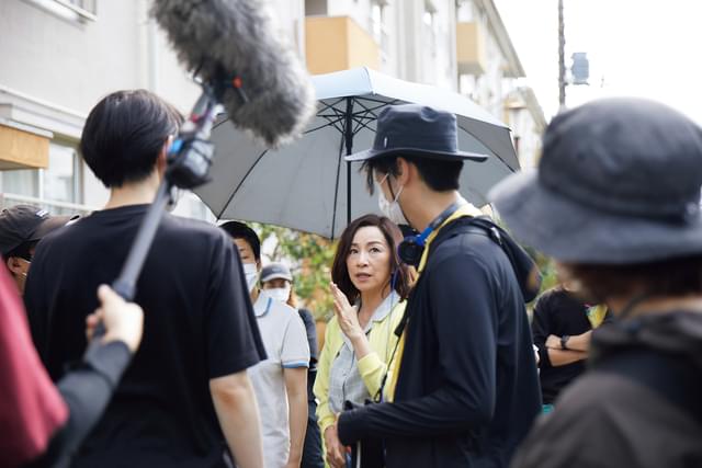 現場で話し合う川村元気監督と原田美枝子