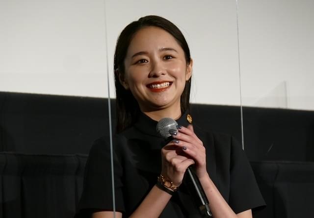 笑顔で挨拶する堀田真由