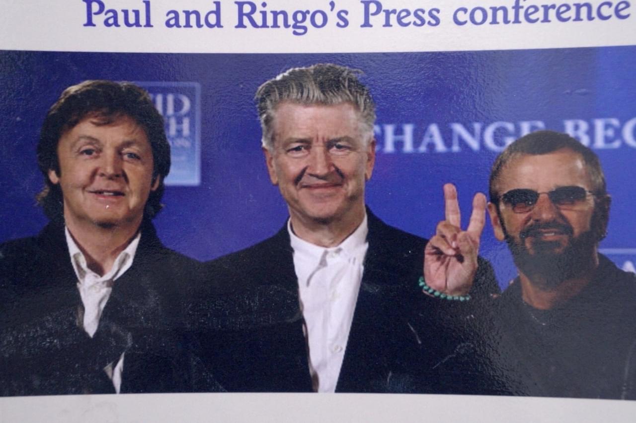 インド滞在期のザ・ビートルズ映したドキュメント、製作総指揮デビッド・リンチ＆ジョージ・ハリスンが“超越瞑想”体験語る メンバー捉えた場面写真も公開