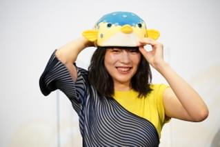 のん、“同士”さかなクンからハコフグ帽をプレゼントされギョギョ！っと大感激