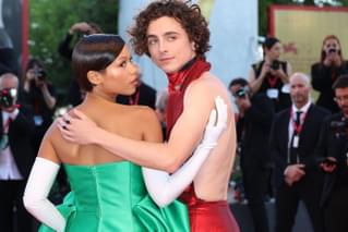 第79回ベネチア映画祭、レッドカーペット登場のティモシー・シャラメに大歓声！