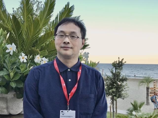 ベネチア映画祭会場でインタビューに応じた深田晃司監督