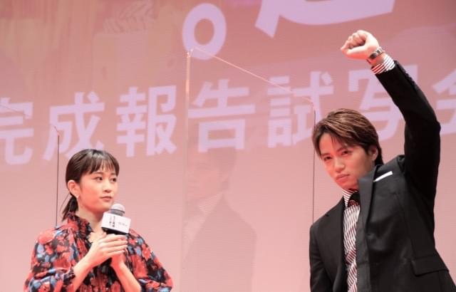 どの役柄がクズかを決めるランキングで1位になり、ガッツポーズする菊池風磨