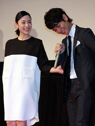 初日舞台挨拶で感極まり男泣きする妻夫木聡（右）と深津絵里