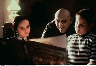 「アダムス・ファミリー」キャストの現在 ウェンズデー役は42歳・2児の母に