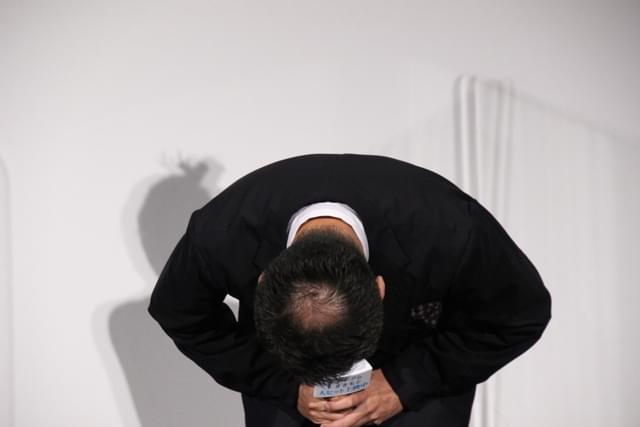 頭を下げる坪倉由幸