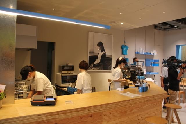 本格的なエスプレッソマシーンも設置されているカフェ