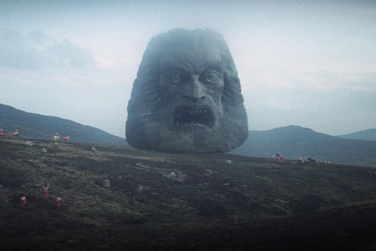 「銃は善なり」「性器は悪なり」巨大神のお告げ 「未来惑星ザルドス」日本オリジナル新予告編