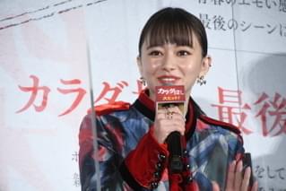 橋本環奈、高校時代の仰天エピソード「校舎が更地に…」 山本舞香と共に“飛行機通学”の過去を明かす