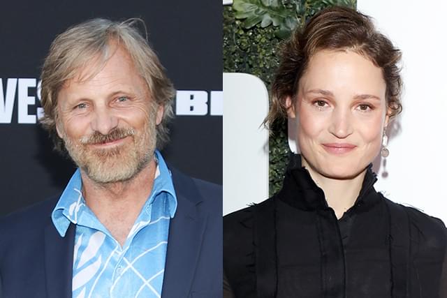 監督も兼ねるビゴ・モーテンセン（左）とビッキー・クリープス